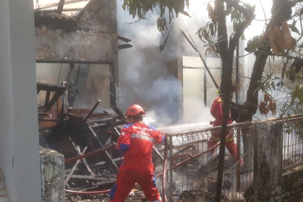 Kebakaran Makassar Melonjak, Petugas Damkarmat Makassar Siaga Siang hingga Dini Hari