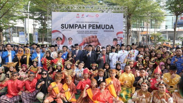 Pelaksanaan upacara peringatan Hari Sumpah Pemuda ke-98 di pelataran Kantor Balai Kota Makassar.
