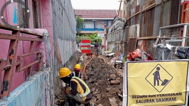 Dinas PU Makassar terus merespons aspirasi masyarakat dengan melakukan pengerjaan perbaikan jalan dan saluran drainase.