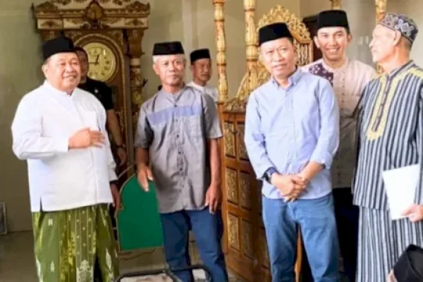 Safari Jumat, Bupati Daeng Manye Serahkan Bantuan Pompa Air dan Serap Aspirasi Warga