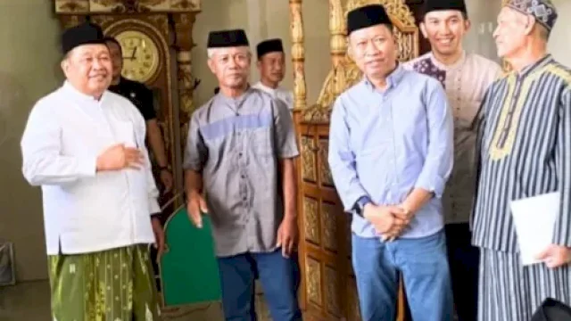 Safari Jumat, Bupati Daeng Manye Serahkan Bantuan Pompa Air dan Serap Aspirasi Warga