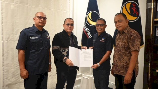 Ketua DPW Petani NasDem Sulawesi Selatan, Syukur, resmi menerima surat keputusan (SK) kepengurusan dari Ketua Umum Petani NasDem, Arif Rahman.