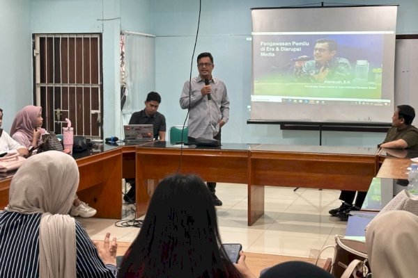 Bawakan Kuliah Umum di Unhas, Alamsyah Ungkap Tantangan Pengawasan Pemilu di Dunia Maya