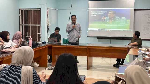 Koordinator Divisi Humas dan Data Informasi Bawaslu Provinsi Sulawesi Selatan, Alamsyah, hadir membawakan materi perkuliahan sebagai praktisi di Fakultas Ilmu Sosial dan Ilmu Politik (FISIP) Universitas Hasanuddin.