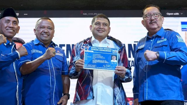 Wali Kota Makassar Munafri Arifuddin atau Appi, menujukkan KTA Partai Demokrat.