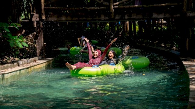 Dalam rangka memeriahkan hari jadi ke-74 KALLA, Bugis Waterpark Adventure menghadirkan penawaran khusus bagi masyarakat.