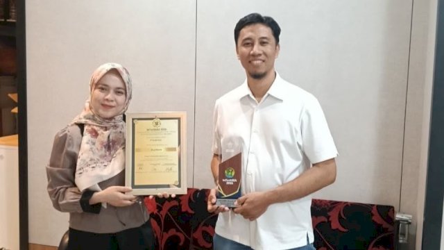 Mewakili manajemen KALLA, Ali Imran selaku CSR & HSE Senior Analyst menerima penghargaan Platinum Innovation Technology for Social & Environmental Awards (InTechSEA) 2026 kategori Bidang Keanekaragaman Hayati di Kampus Universitas Hasanuddin.