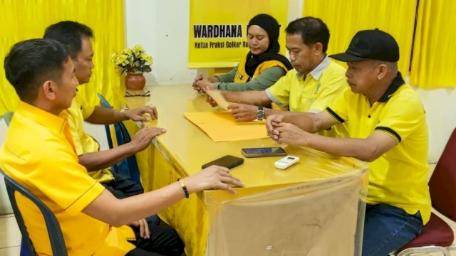 Wakil Ketua DPD I Gplkar Sulsel, Lukman B Kady (LBK) melalui timnya mengambil formulir pendaftaran sebagai calon Ketua Golkar Gowa.