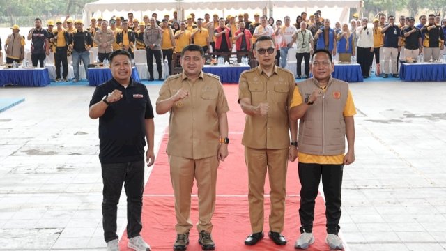 Ketua Komite Olahraga Nasional Indonesia (KONI) Kota Makassar, Ismail, bersama Wali Kota Makassar Munafri Arifuddin dan Sekretaris Daerah (Sekda) Makassar Zulkifly Nanda.