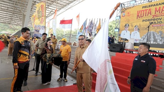 Ketua Kontingen Kota Makassar, Zulkifly Nanda dalam laporannya pada pelepasan kontingen Kota Makassar menuju Porprov XVIII 2026, di lapangan Karebosi Makassar.