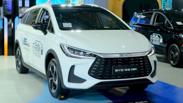 Tampilan Mobil BYD M6 EV, kendaraan listrik yang memadukan fungsionalitas MPV dengan teknologi elektrifikasi.