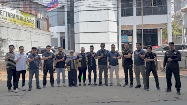 Kader DPW Partai NasDem Sulawesi Selatan bersama Garda Pemuda NasDem (GPND) Sulsel menggelar aksi berbagi makanan gratis melalui program Jumat Berkah.