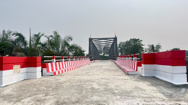 Jembatan Salujambu yang menghubungkan Kabupaten Luwu dan Kabupaten Luwu Utara.