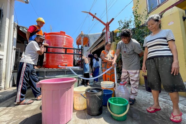 Gerak Cepat PDAM Bantu Warga Karuwisi, Pickup Bertandon Masuk Lorong Sempit