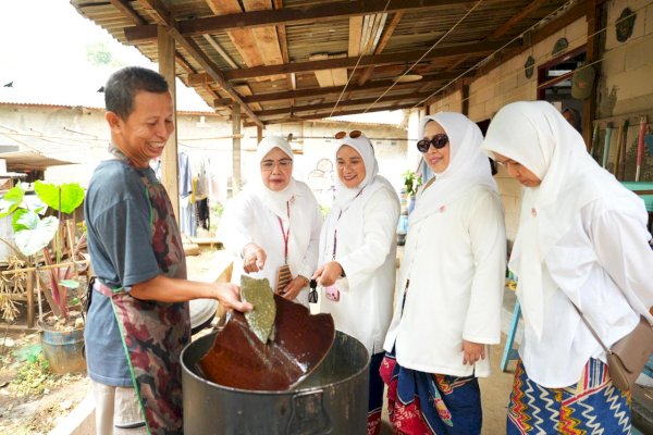 Dekranasda Makassar Pelajari Pemberdayaan Perajin di Kampung Batik Cibuluh
