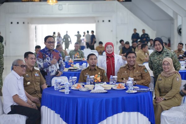 Wali Kota Tasming Hamid Dianugerahi Brevet Kehormatan TNI AL, Bentuk Apresiasi Dukungan Kesehatan Maritim