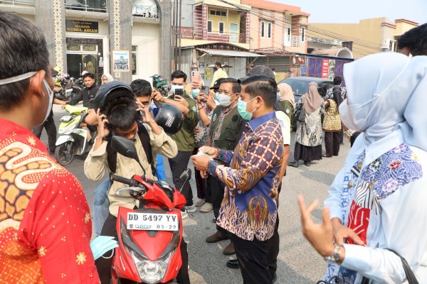 Antisipasi Dampak Kabut Asap, Pemkot Parepare Salurkan 1.750 Masker kepada Warga