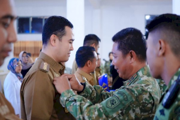 Bukan Penghargaan Biasa! Bupati Pangkep Yusran Lalogau Terima Brevet Kehormatan TNI AL