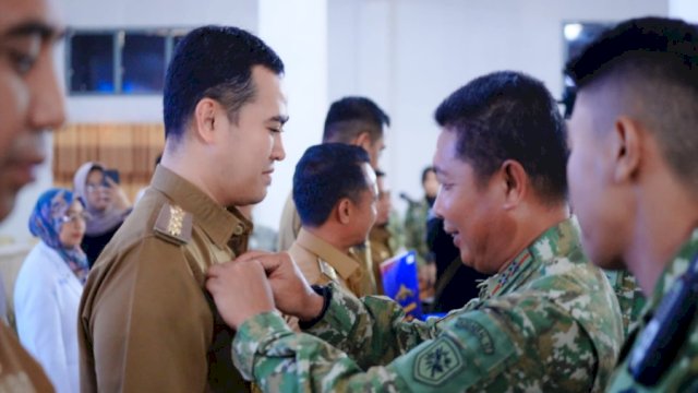 Bukan Penghargaan Biasa! Bupati Pangkep Yusran Lalogau Terima Brevet Kehormatan TNI AL
