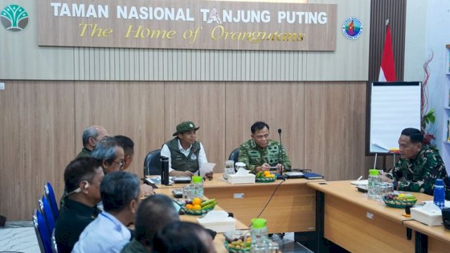 Rapat terbatas penanganan karhutla di Kantor Balai TN Tanjung Puting, Kabupaten Kotawaringin Barat.