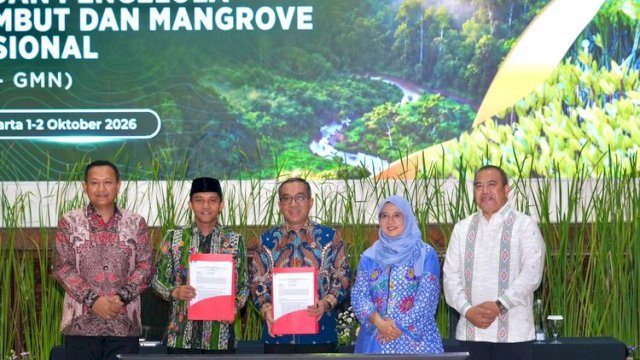 Tim perumus menyerahkan Naskah Urgensi Pembentukan BP-GMN kepada Menteri Kehutanan Raja Juli Antoni dan Menteri Pendidikan Tinggi, Sains, dan Teknologi Brian Yuliarto.