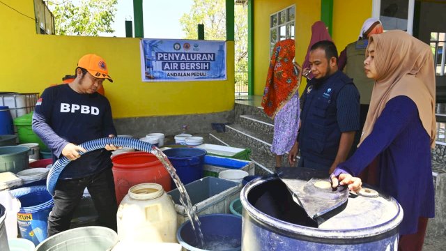 Gubernur Andi Sudirman Telah Distribusikan 403.000 Liter Air Bersih untuk 4.936 KK di Makassar
