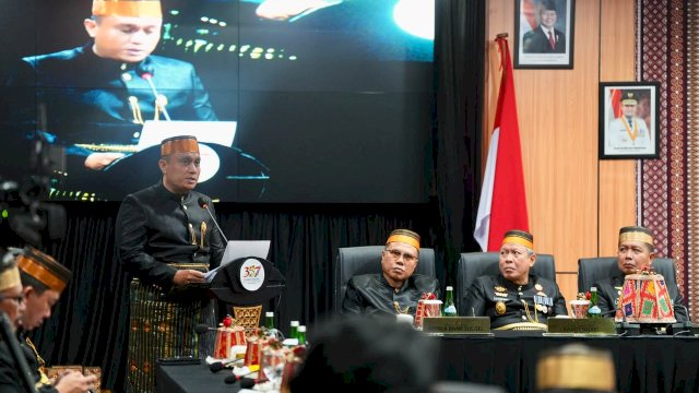 Pj Sekdaprov Andi Winarno Eka Putra membacakan sejarah singkat Hari Jadi Sulawesi Selatan ke-357 di Gedung DPRD Sulsel.
