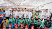 Gubernur Andi Sudirman Dampingi Zulhas Salurkan Alokasi Bantuan Pangan 22,5 Ton Beras di Makassar