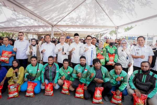 Gubernur Andi Sudirman Dampingi Zulhas Salurkan Alokasi Bantuan Pangan 22,5 Ton Beras di Makassar