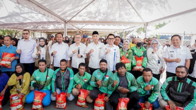 Gubernur Sulawesi Selatan, Andi Sudirman Sulaiman mendampingi Menteri Koordinator (Menko) Bidang Pangan Zulkifli Hasan dalam penyaluran bantuan pangan di GOR Sudiang, Makassar.