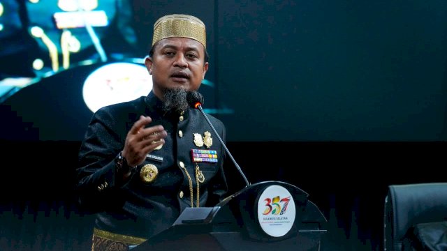 Gubernur Sulawesi Selatan, Andi Sudirman Sulaiman, dalam Rapat Paripurna Peringatan Hari Jadi ke-357 Sulawesi Selatan.