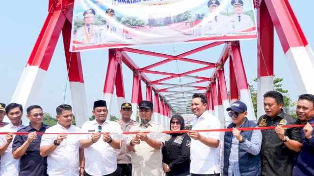 Gubernur Sulawesi Selatan Andi Sudirman Sulaiman meresmikan Jembatan Salujambu Andalan di Kecamatan Lamasi, Kabupaten Luwu.