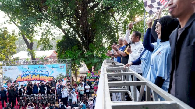 Gubernur Sulsel, Andi Sudirman Sulaiman, bersama Wakil Gubernur Sulsel, Fatmawati Rusdi, serta jajaran Forkopimda Sulsel, melepas puluhan ribu peserta Jalan Sehat Anti Mager serta perwakilan dari 24 kabupaten/kota.