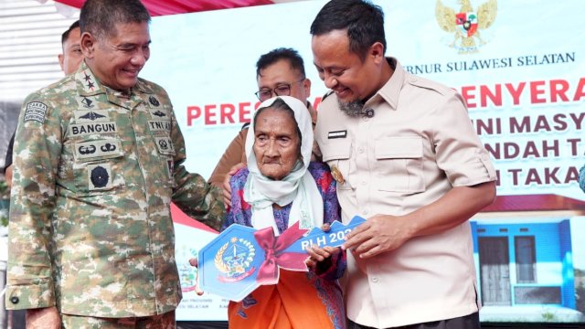Gubernur Sulawesi Selatan Andi Sudirman Sulaiman menyerahkan bantuan pembangunan rumah layak huni bagi masyarakat berpenghasilan rendah di Kecamatan Laikang, Kabupaten Takalar.